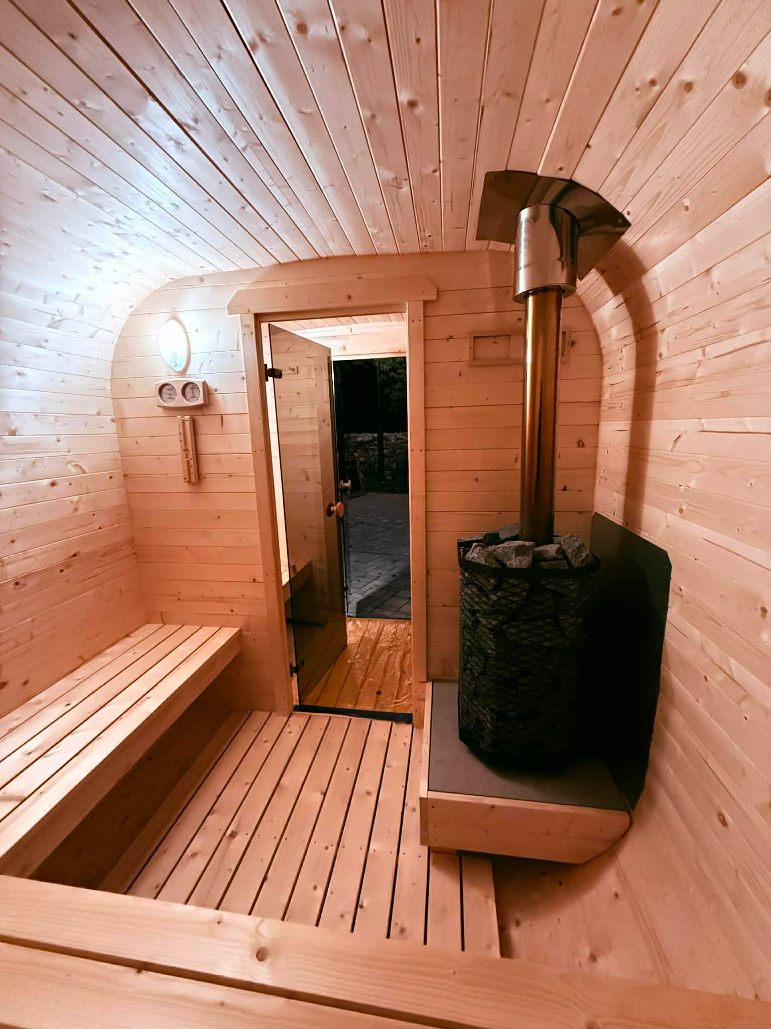 Sauna opalana drewnem – wnętrze, piec na drewno